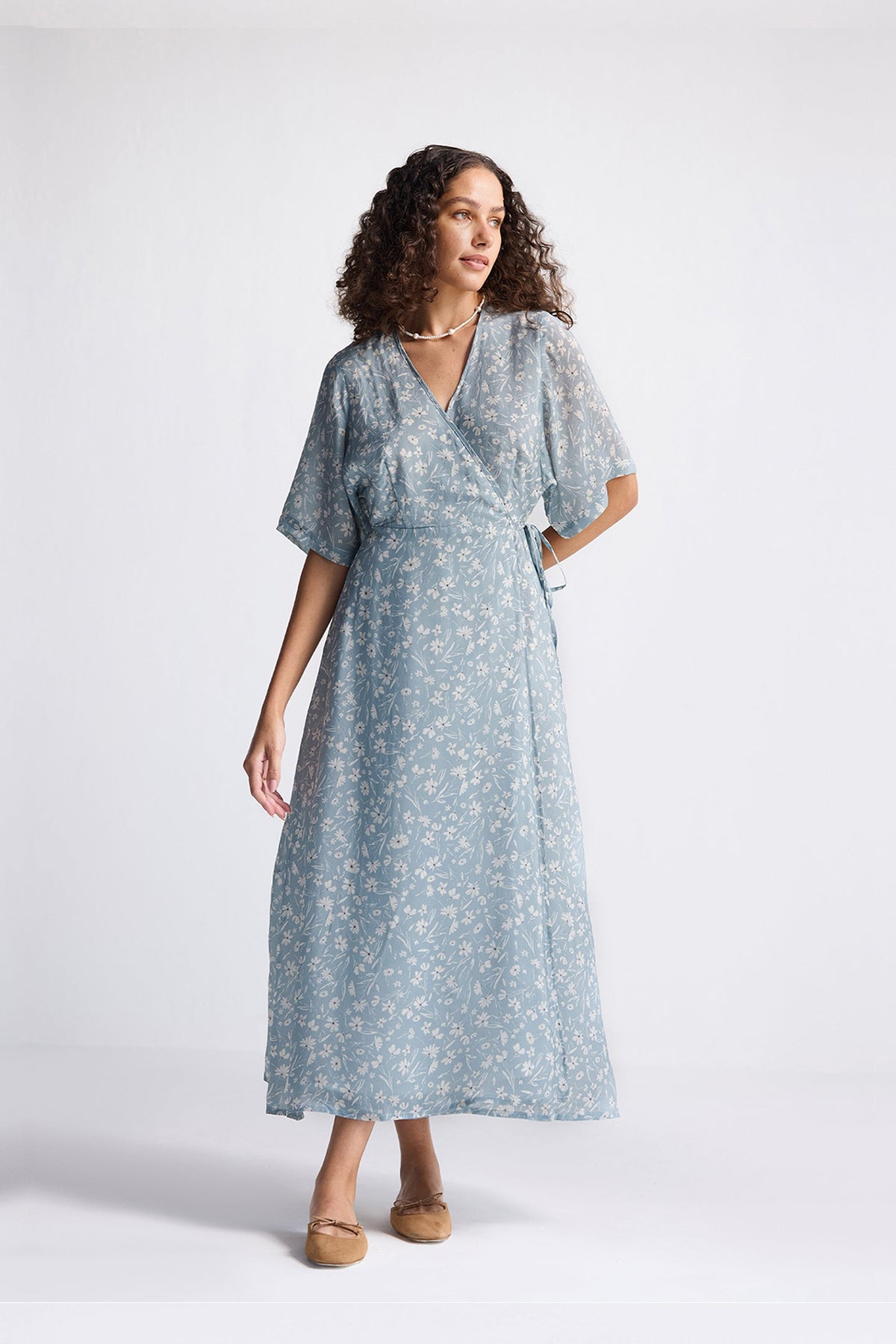 Maxi-Wickelkleid mit hellblauem Blumenmuster