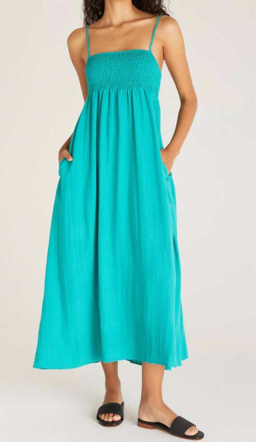 Midikleid am Strand in tropischem Petrol