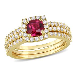Mimi & Max 1 1/2ct TGW Created Ruby und Created White Sapphire Braut-Dreiringset in Gelbsilber