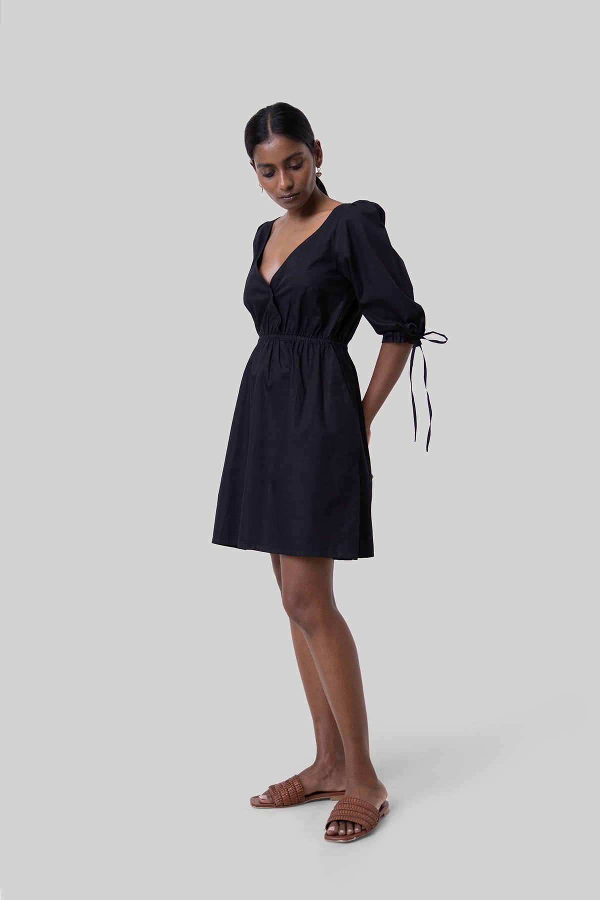 Ellbogen-Kleid mit kurzen Ärmeln in Schwarz