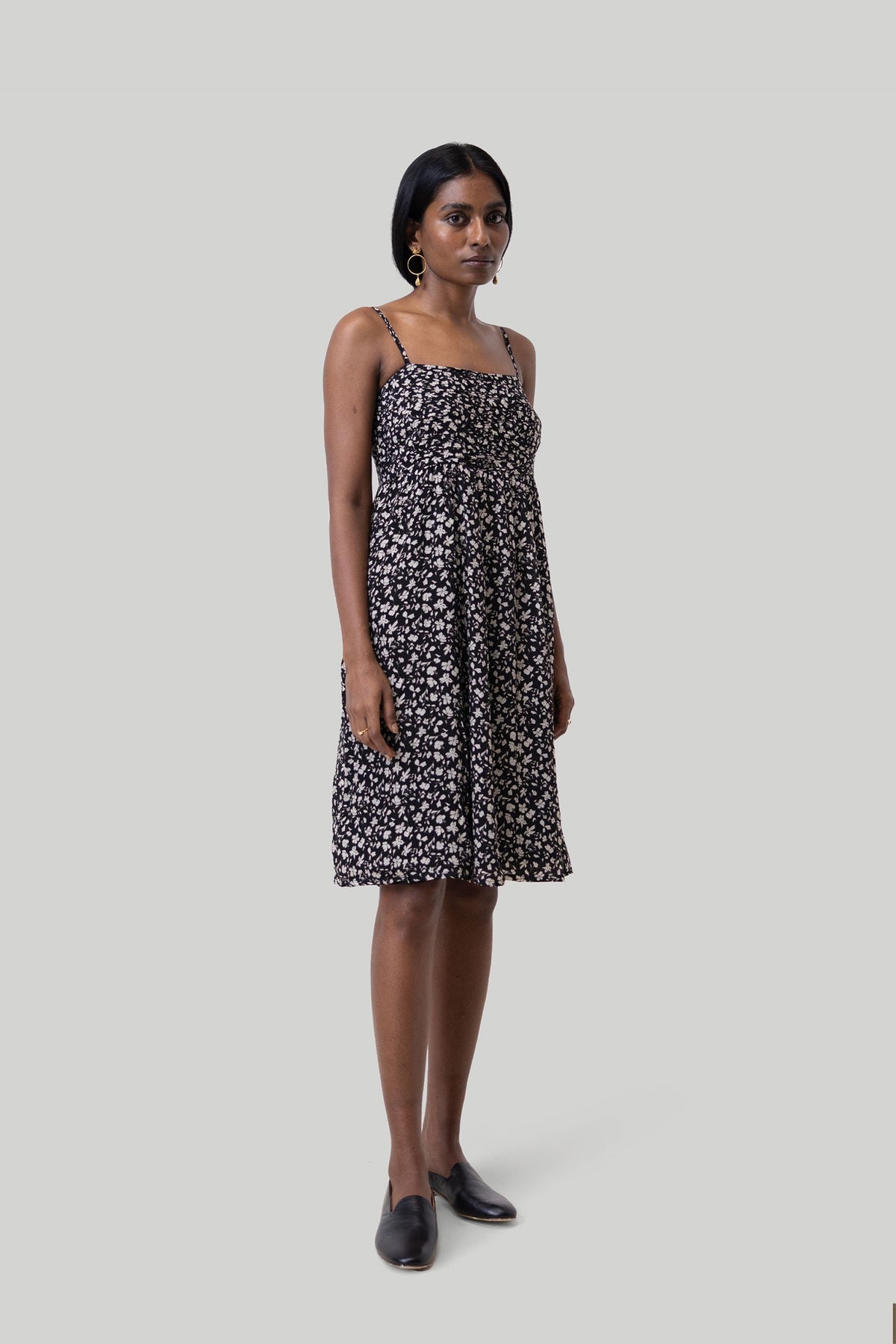 Rüschen mit Riemchen Mini schwarzes Blumenkleid
