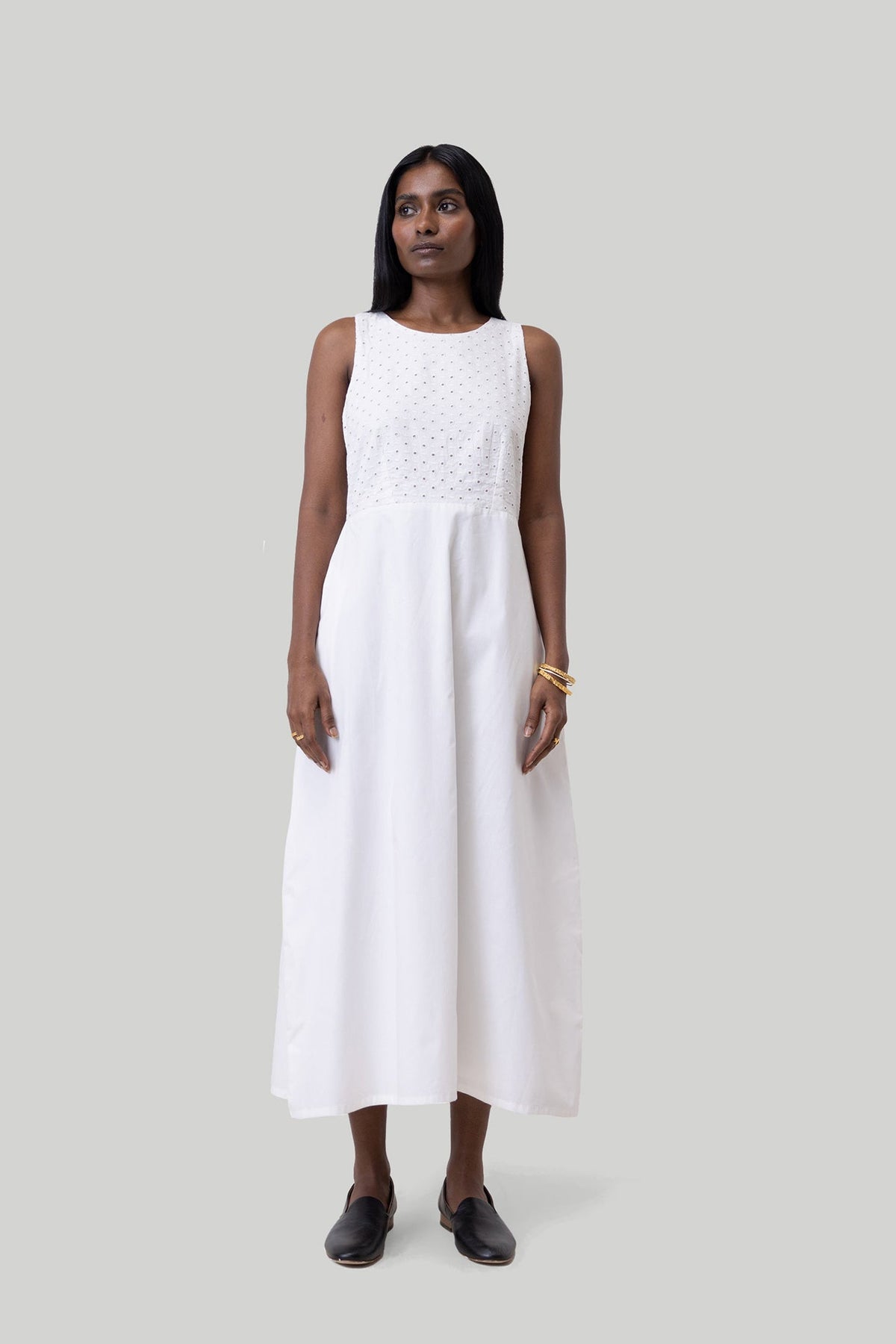 Midikleid mit Kreuzrücken in Ösenstickerei