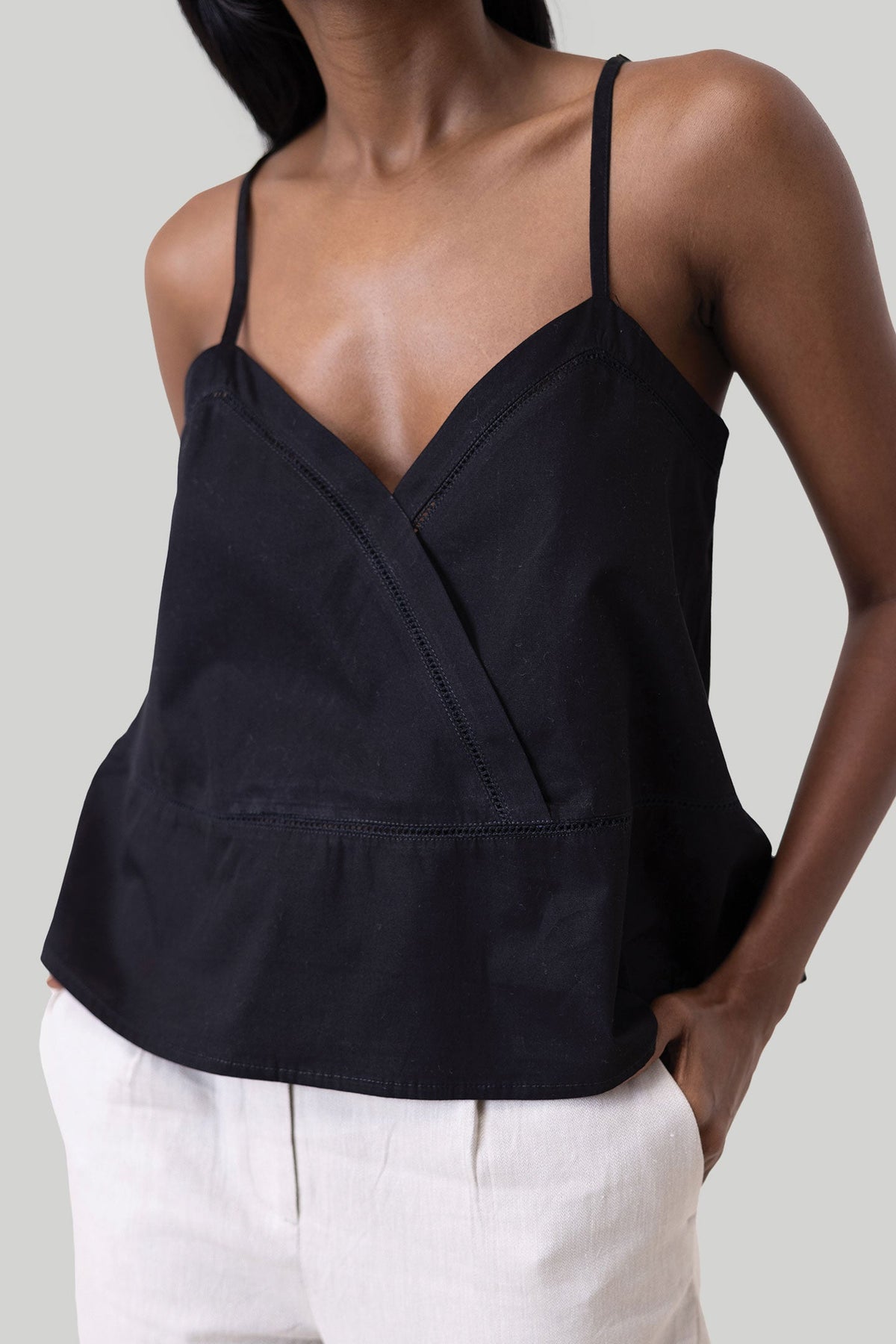 Camisole aus Spitze mit V-Ausschnitt in Schwarz