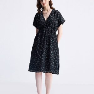 Gathered Knee-length Kleid in dunkelblauen Blumen
