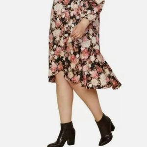 Plus Rose Print Rüschen Trimm mit Blumenmuster Wrap Midikleid in schwarz