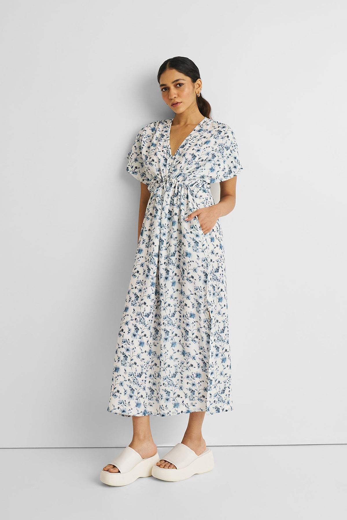 Gerafftes Maxikleid in blauen Blumen