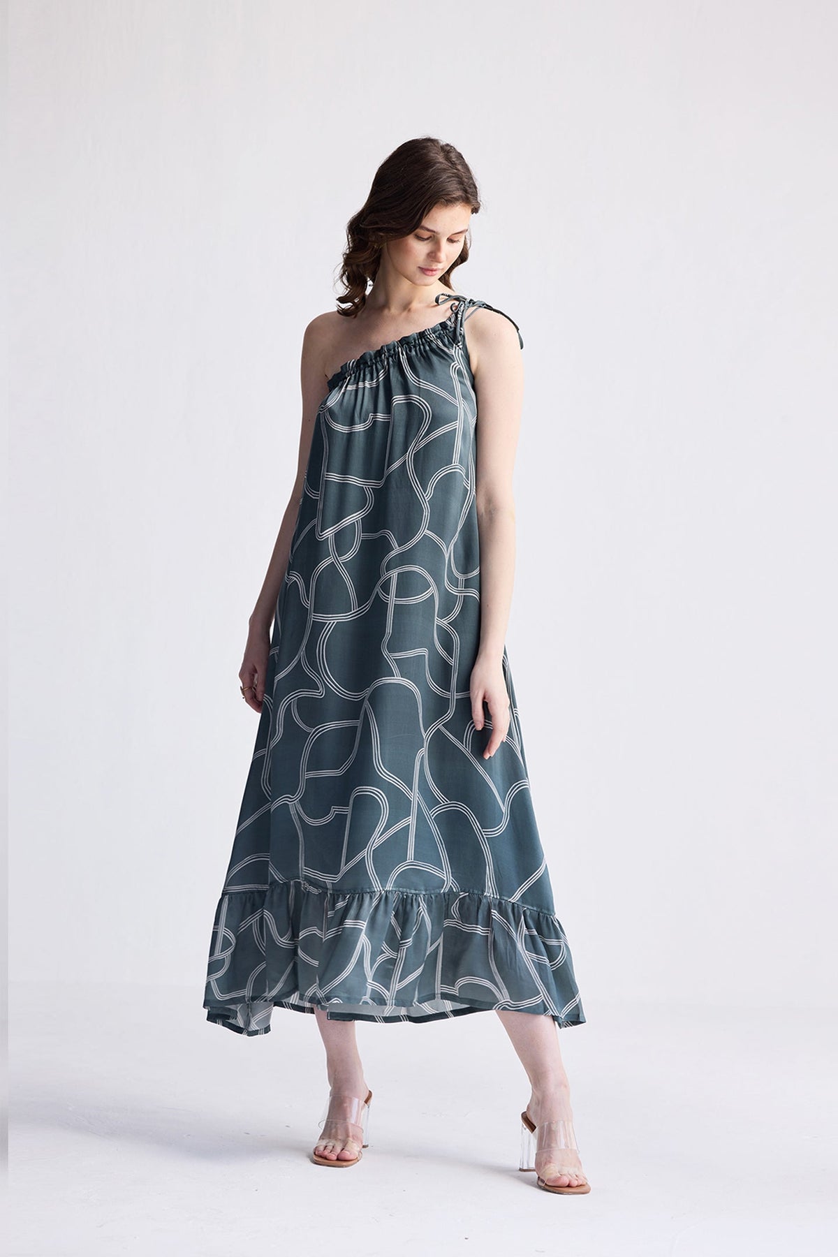 Ein Schulter Midi-Kleid in abstrakten Streifen