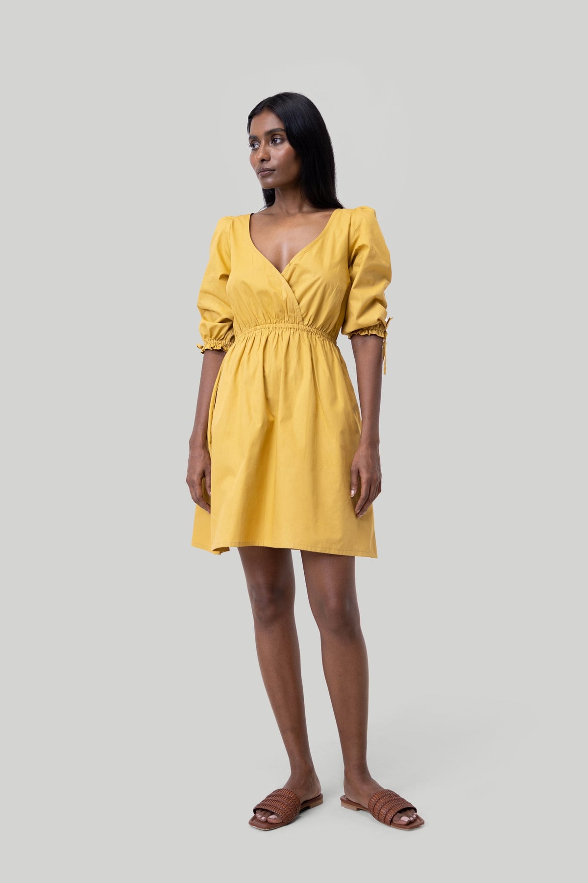 Kurzes Kleid mit Ellbogenärmeln in Senf