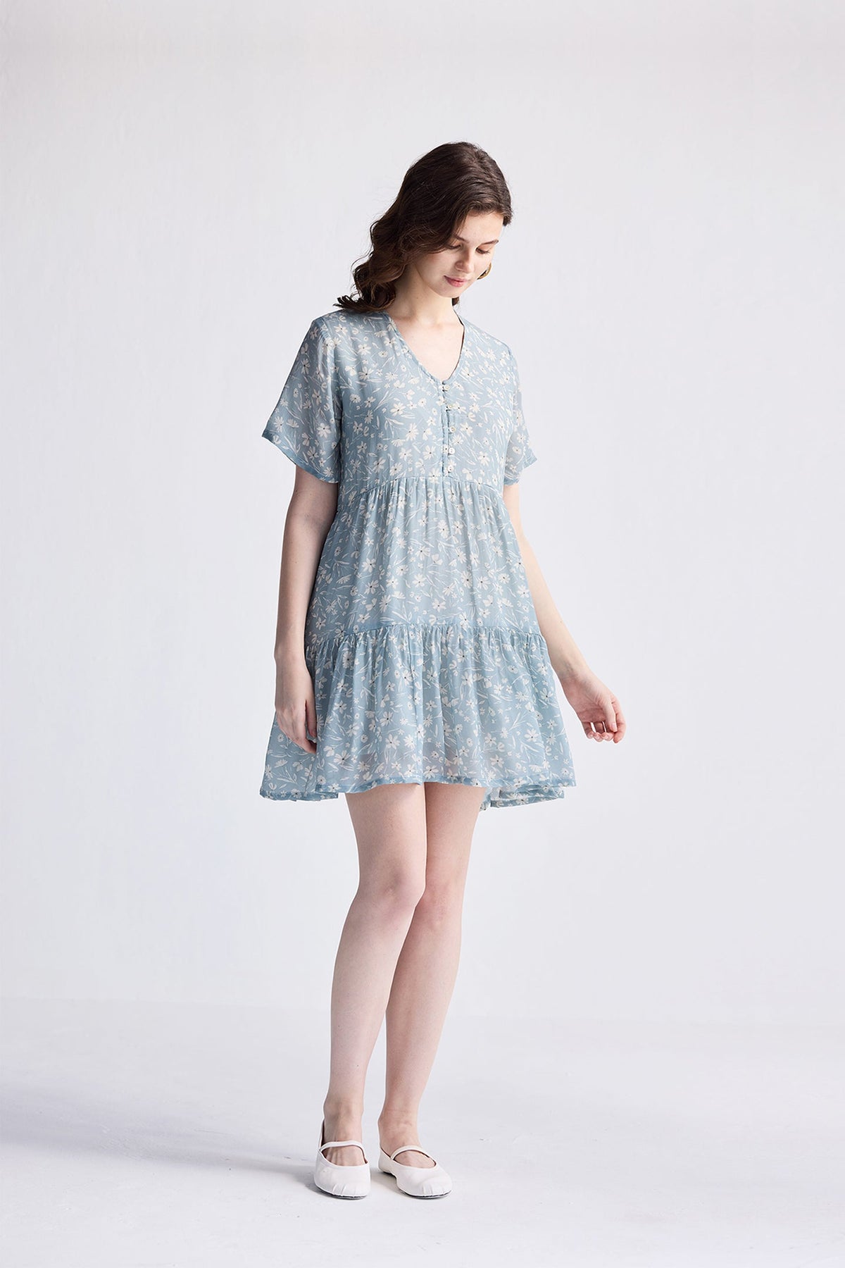 Kurzes Kleid mit Blumenmuster in Hellblau