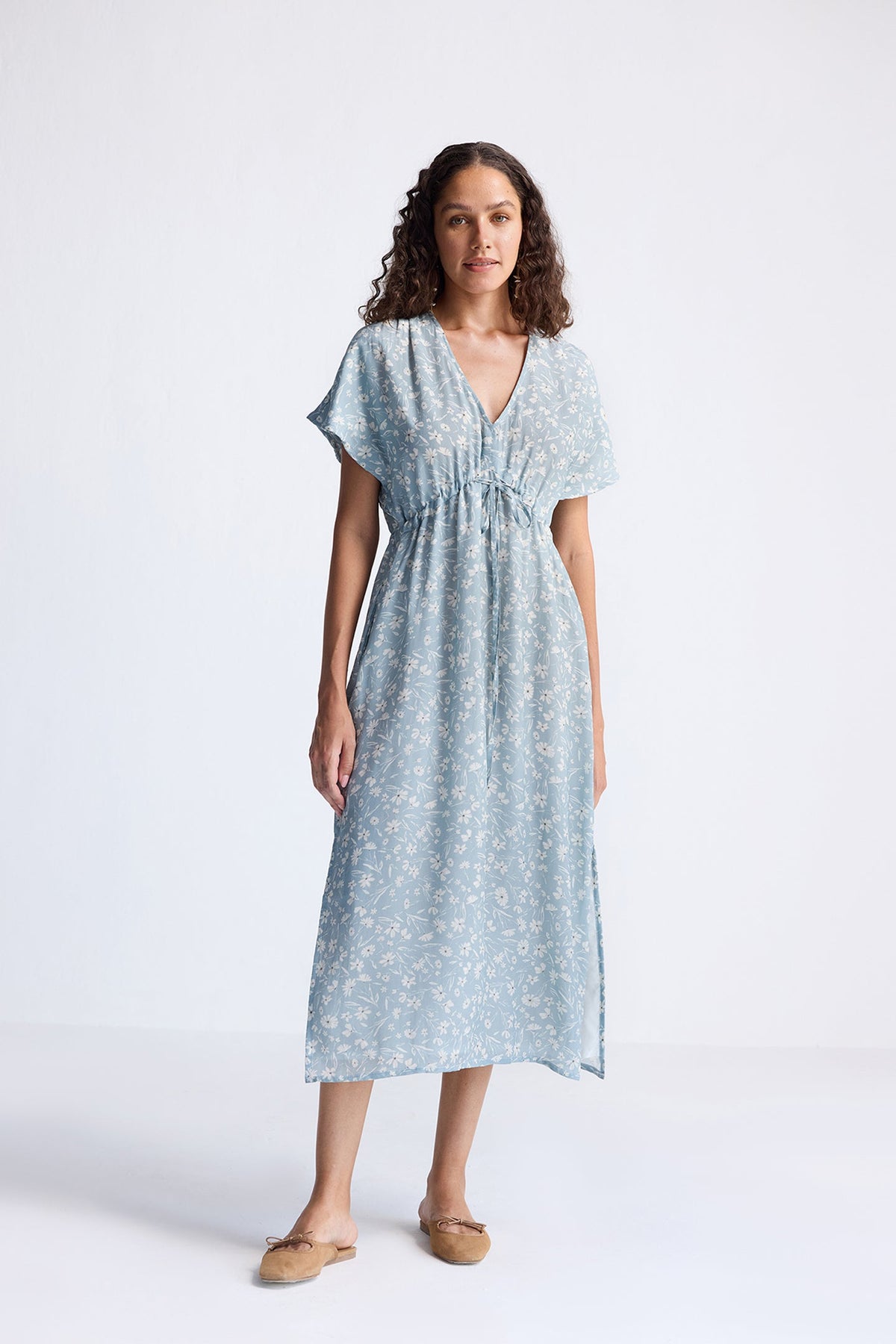 Gerafftes Maxikleid in hellblauen Blumen