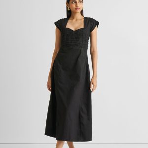 gerafftes Kleid mit vorderem Schlitz in schwarz