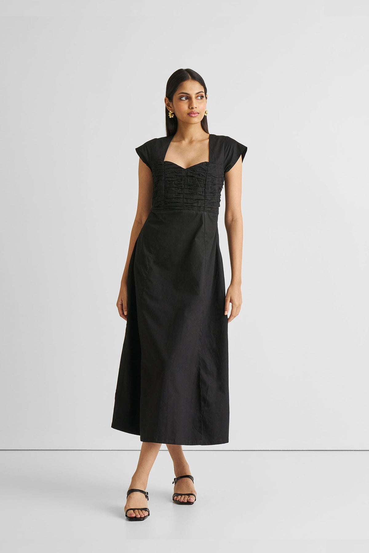 Gerafftes Kleid mit Schlitz vorne in Schwarz
