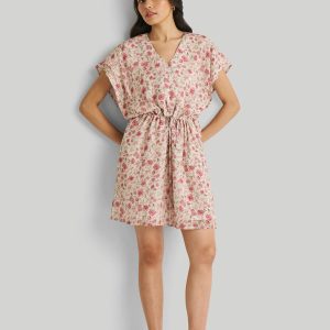 entspannter Zug mit Blumenmuster Kleid