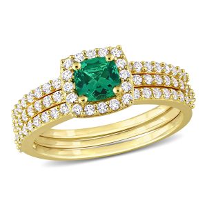 Mimi & Max 1 1/2ct TGW Created Emerald and Created weißer Saphir Braut Drei-Ring-Set in gelbem Silber