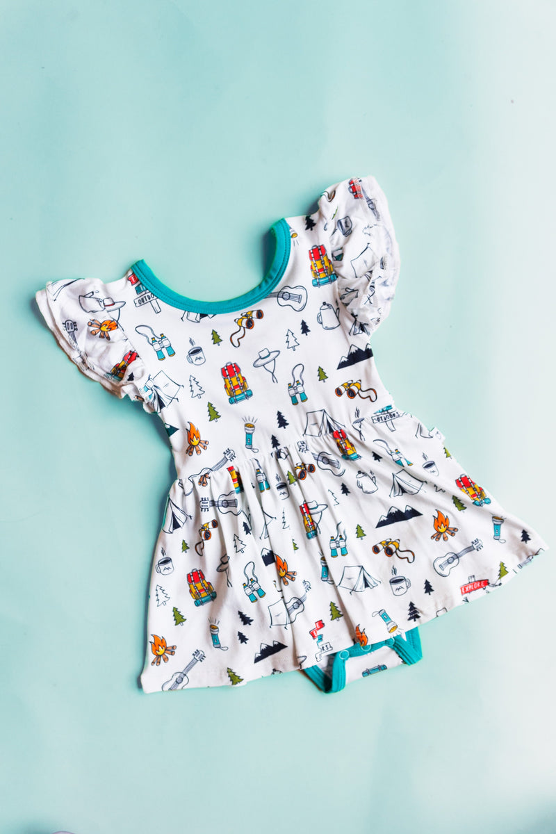 ENTDECKEN SIE DIE OUTDOORS DREAM Kappe Ärmel Body Kleid
