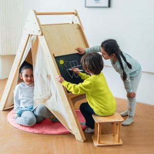 Eiche – Holzlernzelt und Kletterer mit Schreibtisch und Stuhl