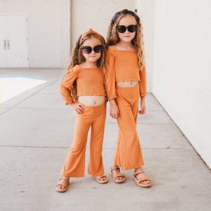 Pumpkin Rib Dream – Gesmoktes Kinderset mit ausgestellter Hose