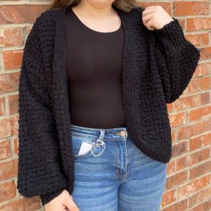 Cropped Langarm Strickjacke in schwarz