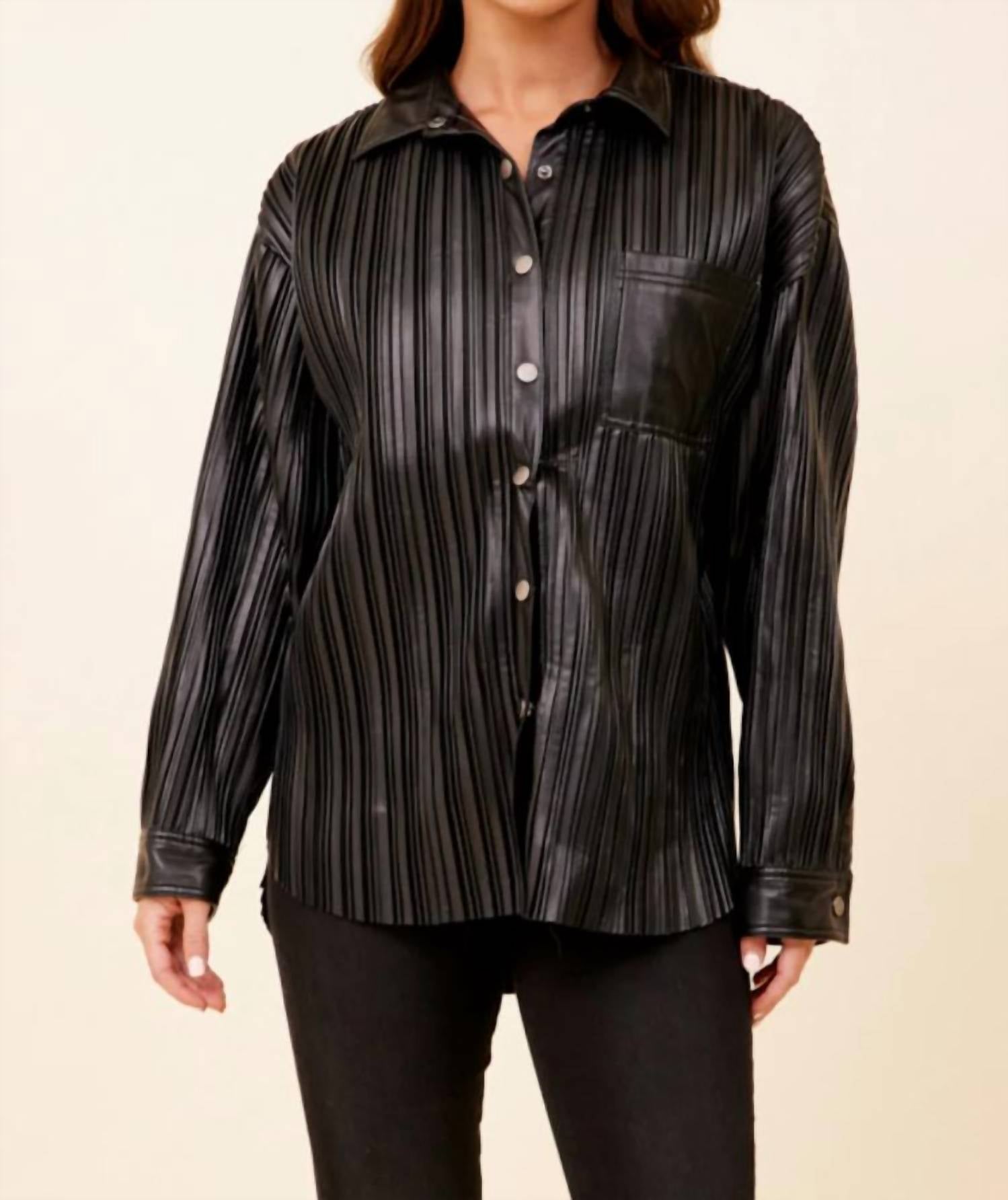 Gefaltete Kunstlederjacke in Schwarz