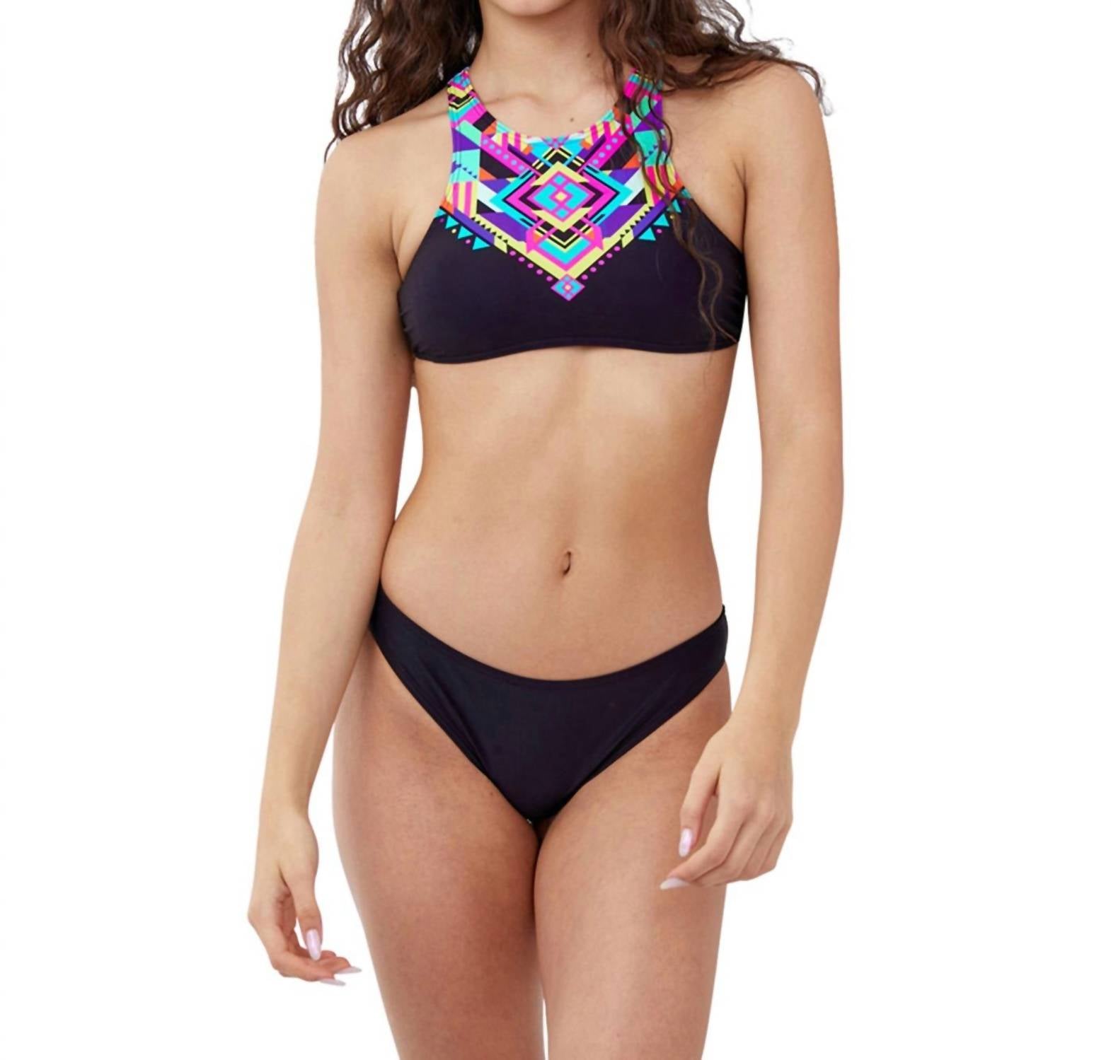 Mädchen hohe hals bikini top mit passenden bikini unten in tribal