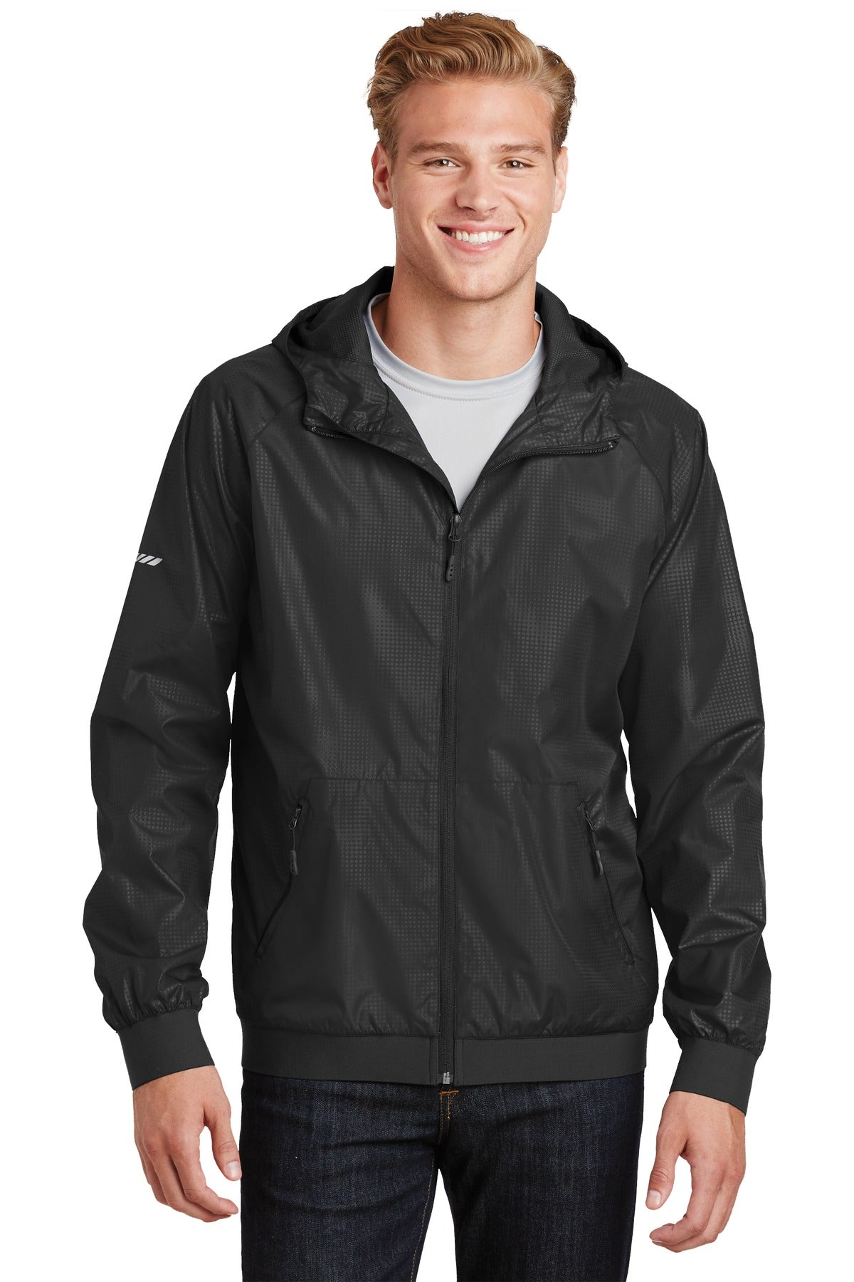 Sport-Tek Herren-Windjacke mit geprägter Kapuze. JST53