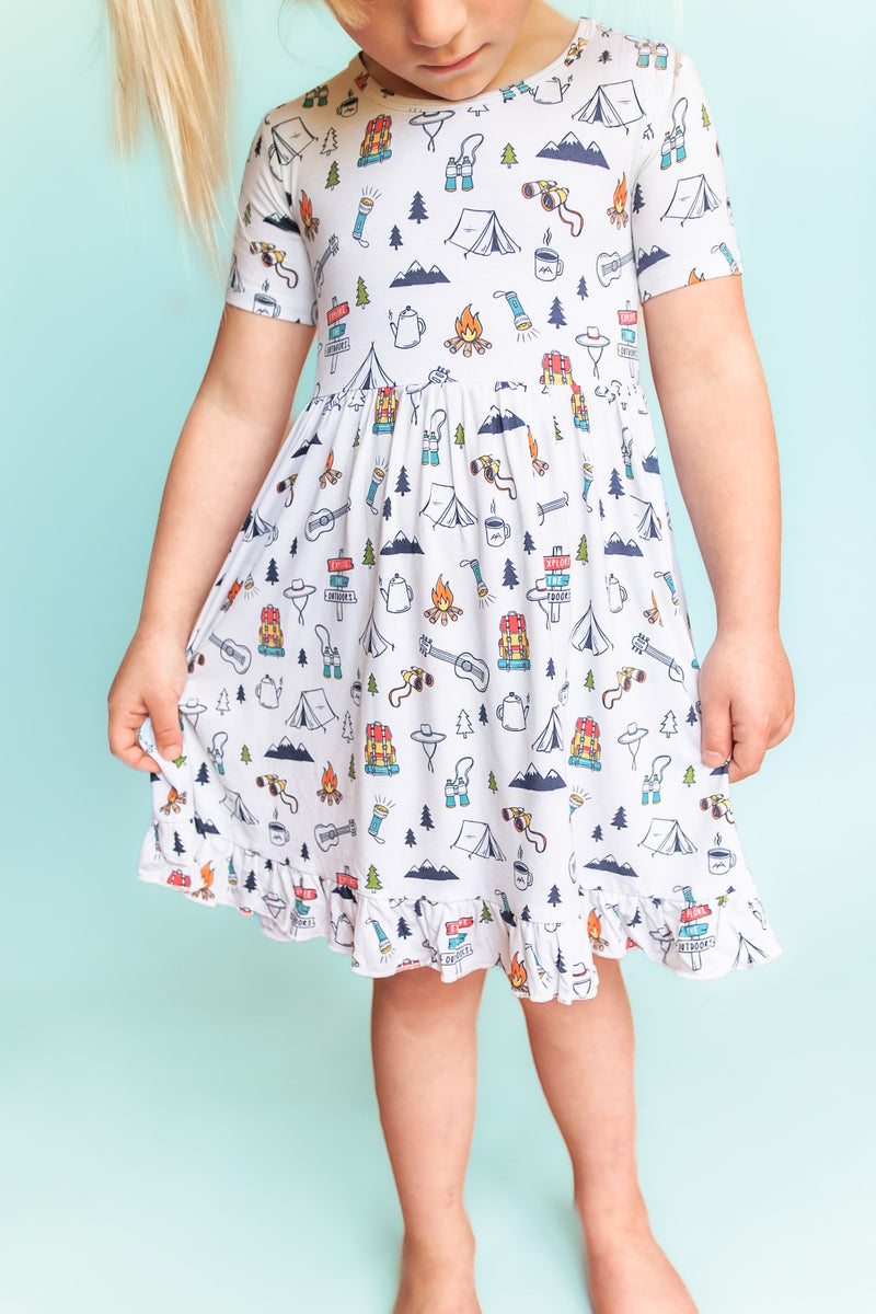 ERKUNDEN SIE DIE OUTDOORS DREAM Rüsche Kleid