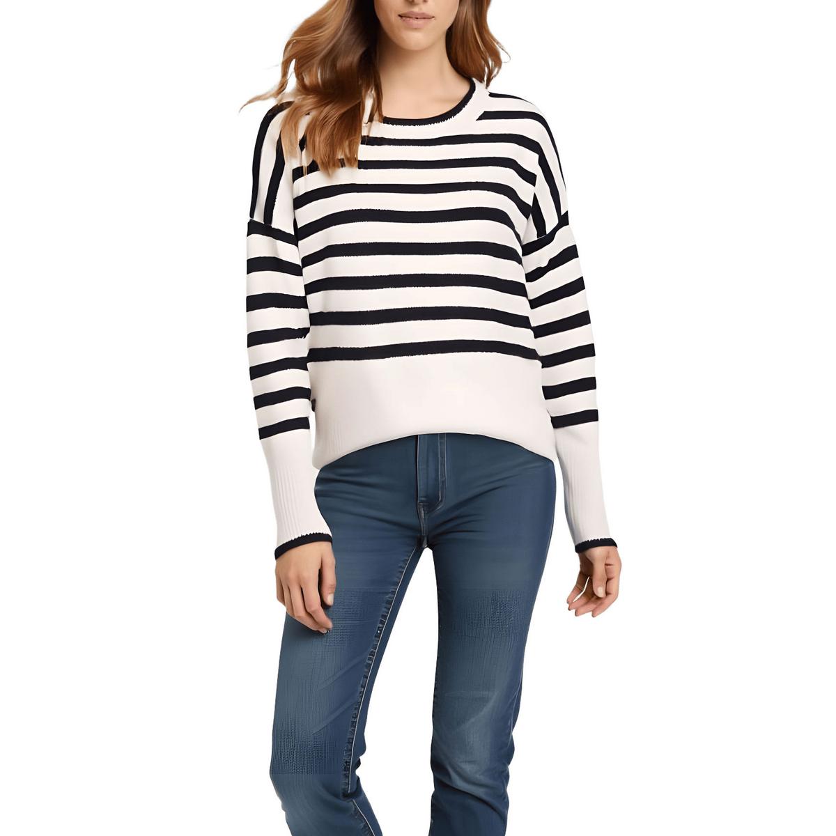 Pullover mit einem Rundhalsausschnitt und Streifen