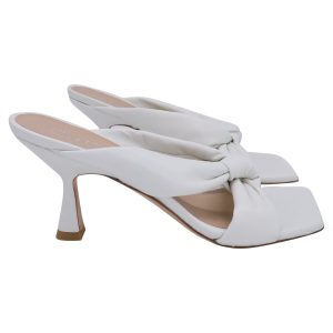 Stuart Weitzman Playa 75 Sandalen mit Knoten aus weißem Leder