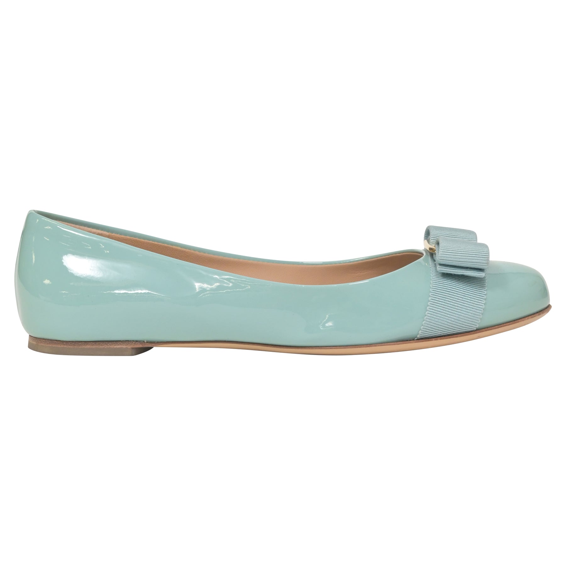 Salvatore Ferragamo Varina Bow Ballett aus hellblauem Lackleder