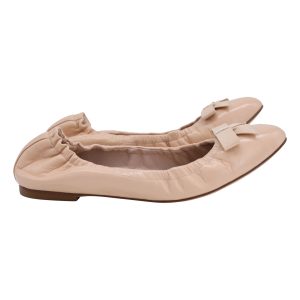 Stuart Weitzman Raven Bow Scrunch Ballerinas aus beigefarbenem Leder