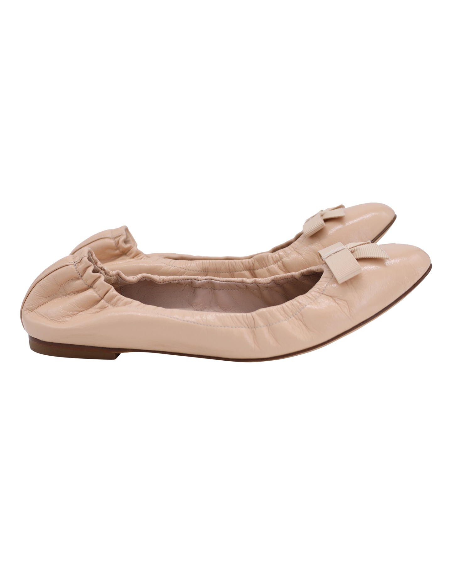 Stuart Weitzman Raven Bow Scrunch Ballerinas aus beigefarbenem Leder