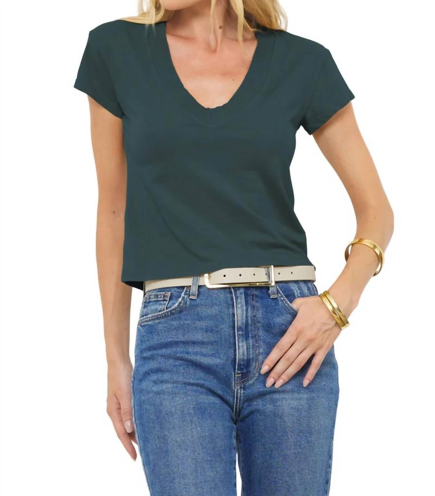 Tiefes T-Shirt mit V-Ausschnitt in Pine Grün
