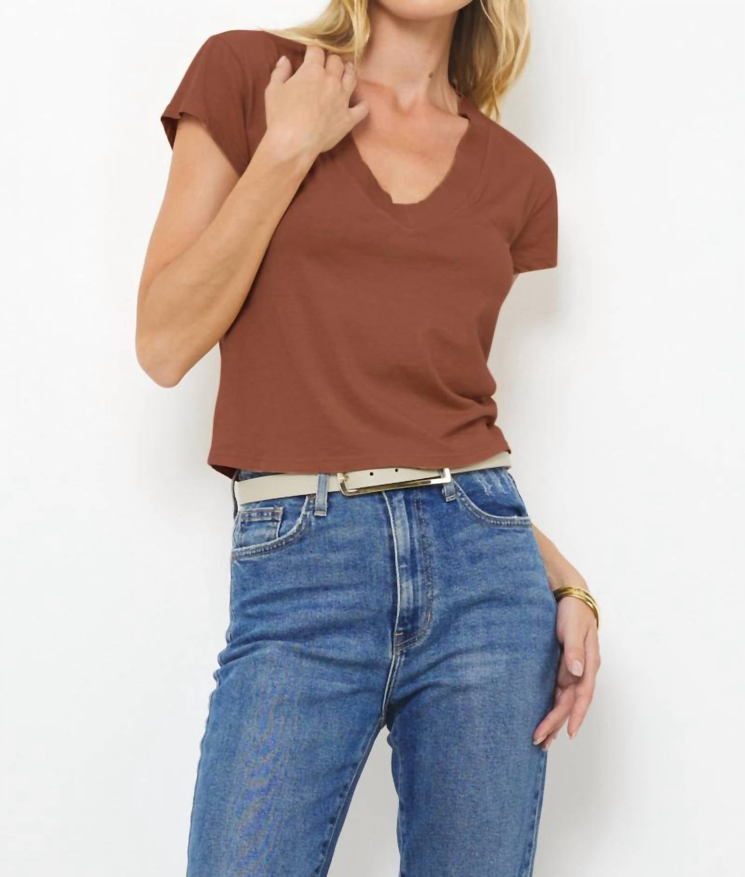 Suri Bio Deep V Kappe Ärmel T-Shirt im Cognac