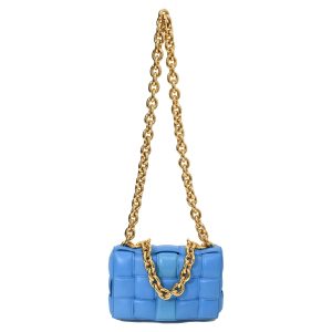Bottega Veneta Gepolsterte Chain Cassette Schultertasche aus blauem Leder