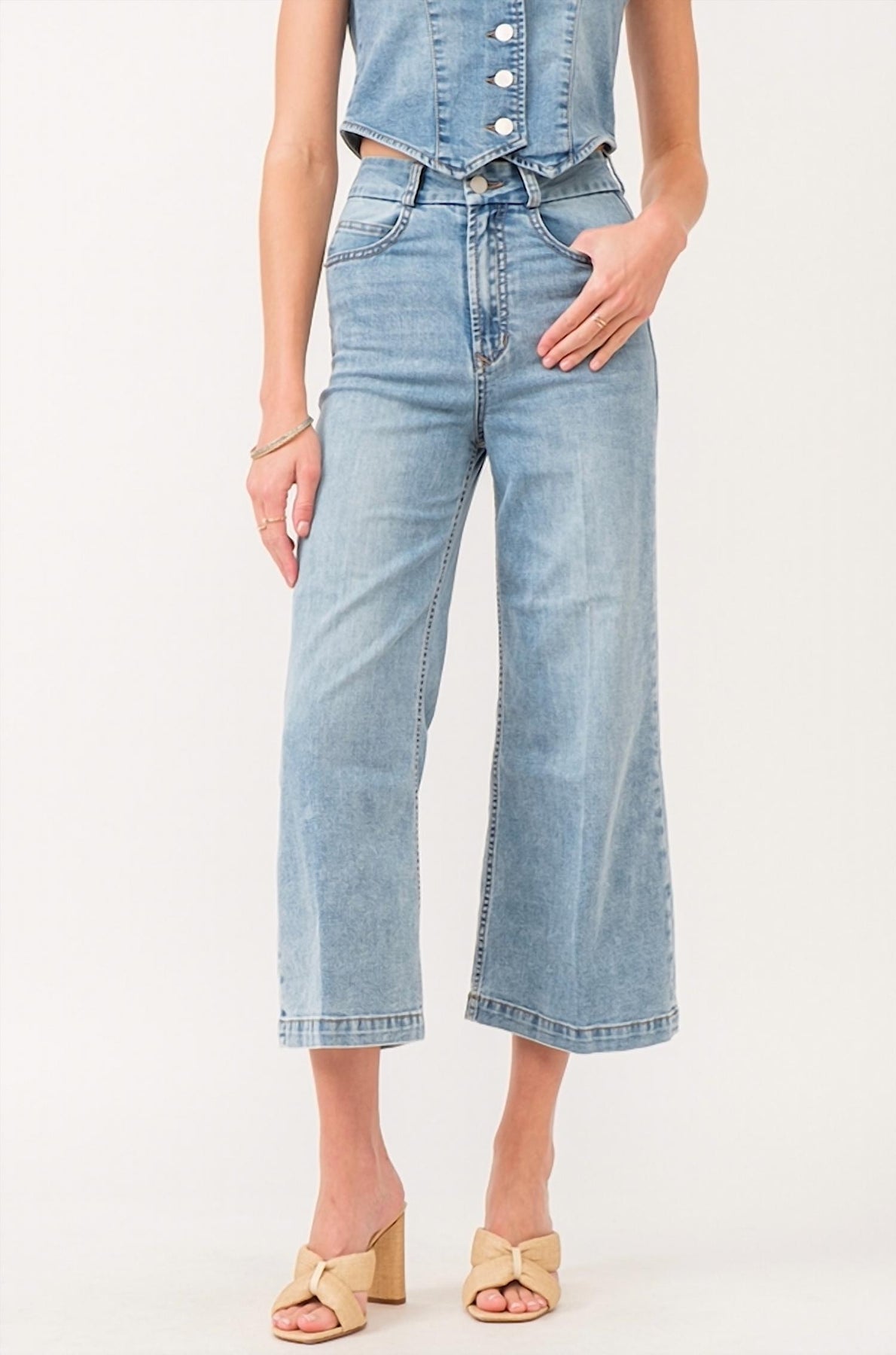 Aubrey Super weiches breites Bein abgeschnitten Jean In Chambray