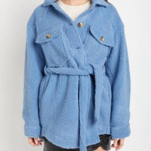 Kaylee Shacket in blau