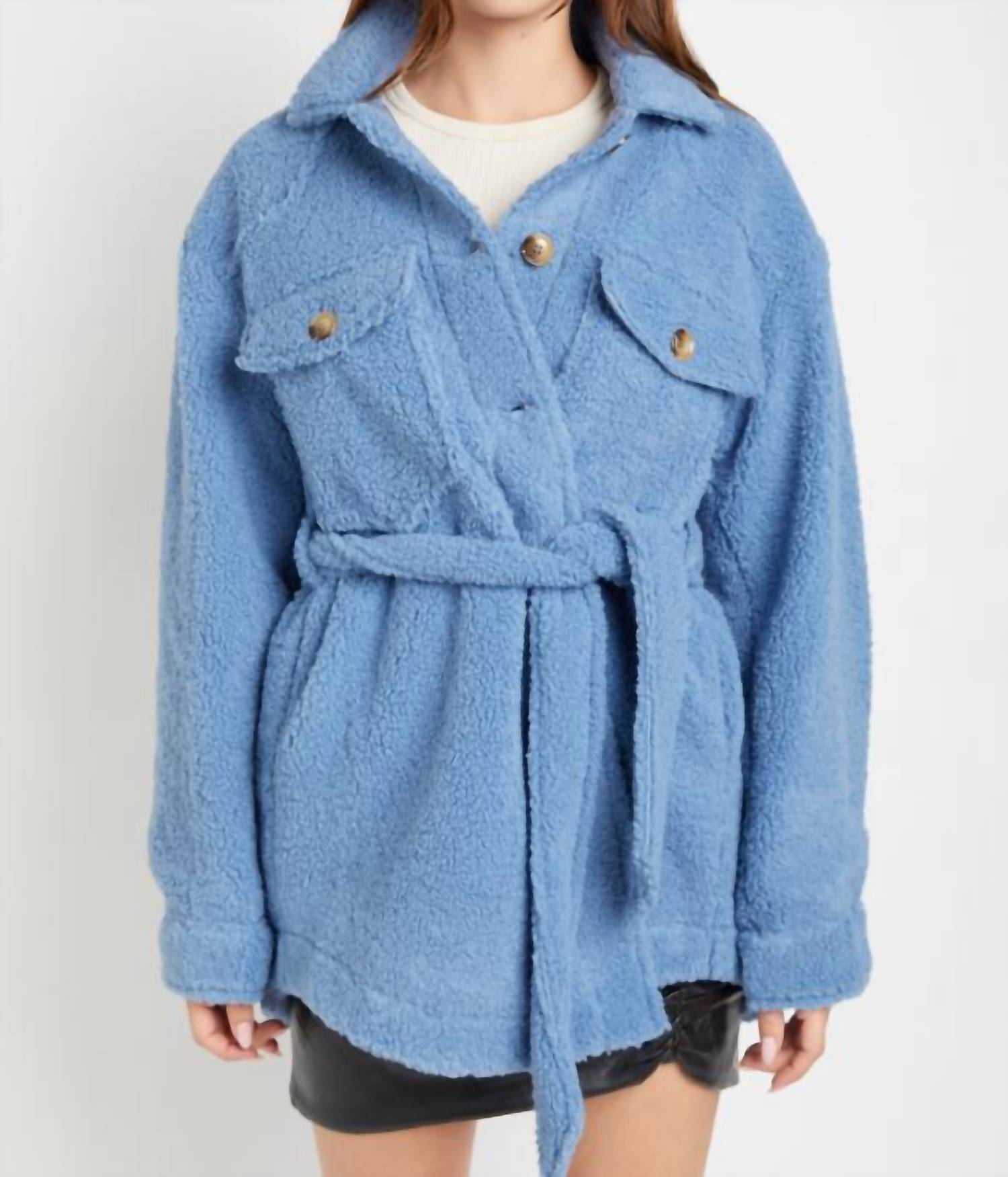 Kaylee Shacket in blau