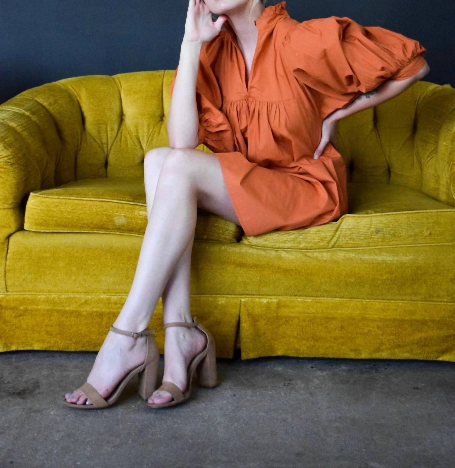 Popeline Kleid mit hohem Halsausschnitt in gebranntem Orange