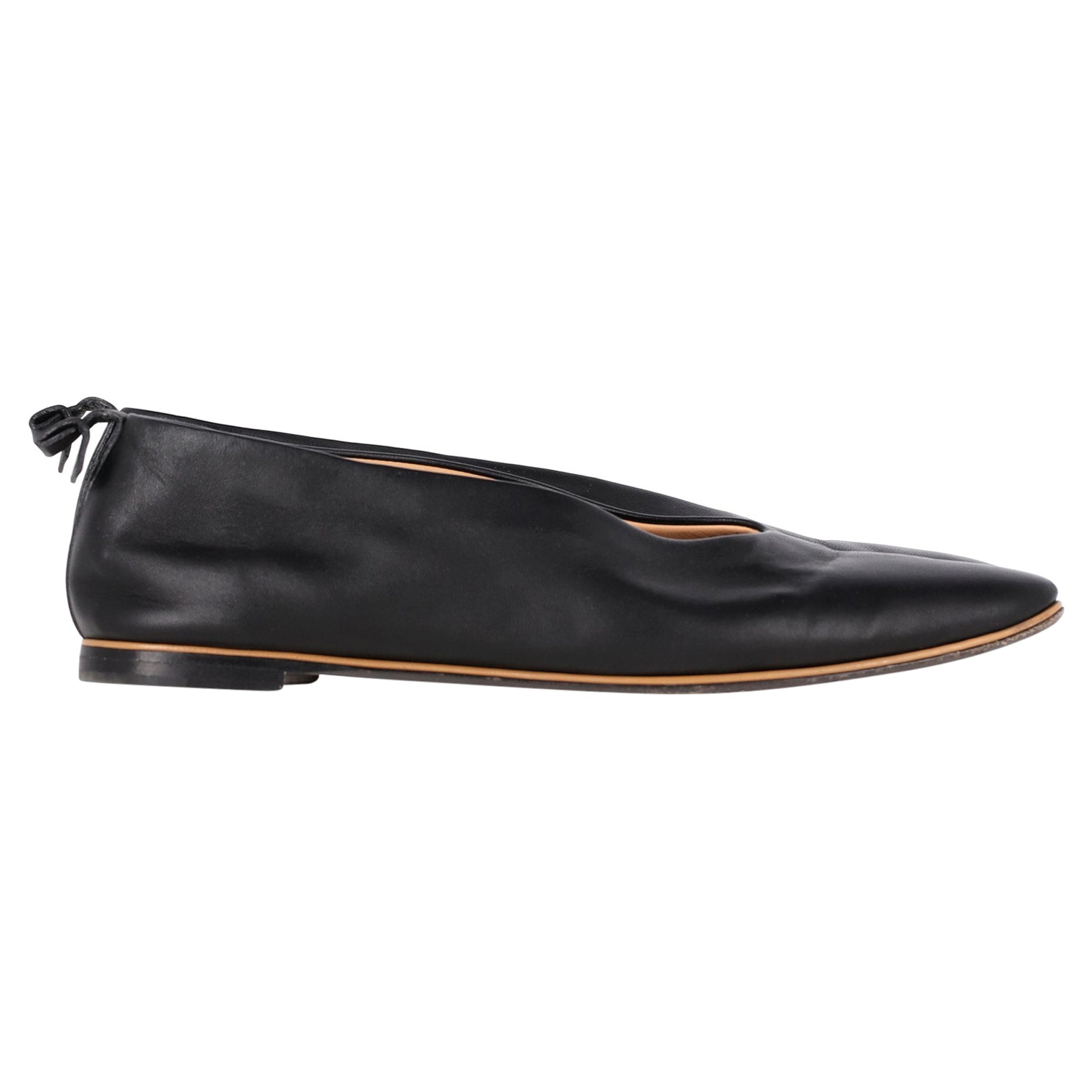 Bottega Veneta Mandel Toe Flats aus schwarzem Leder