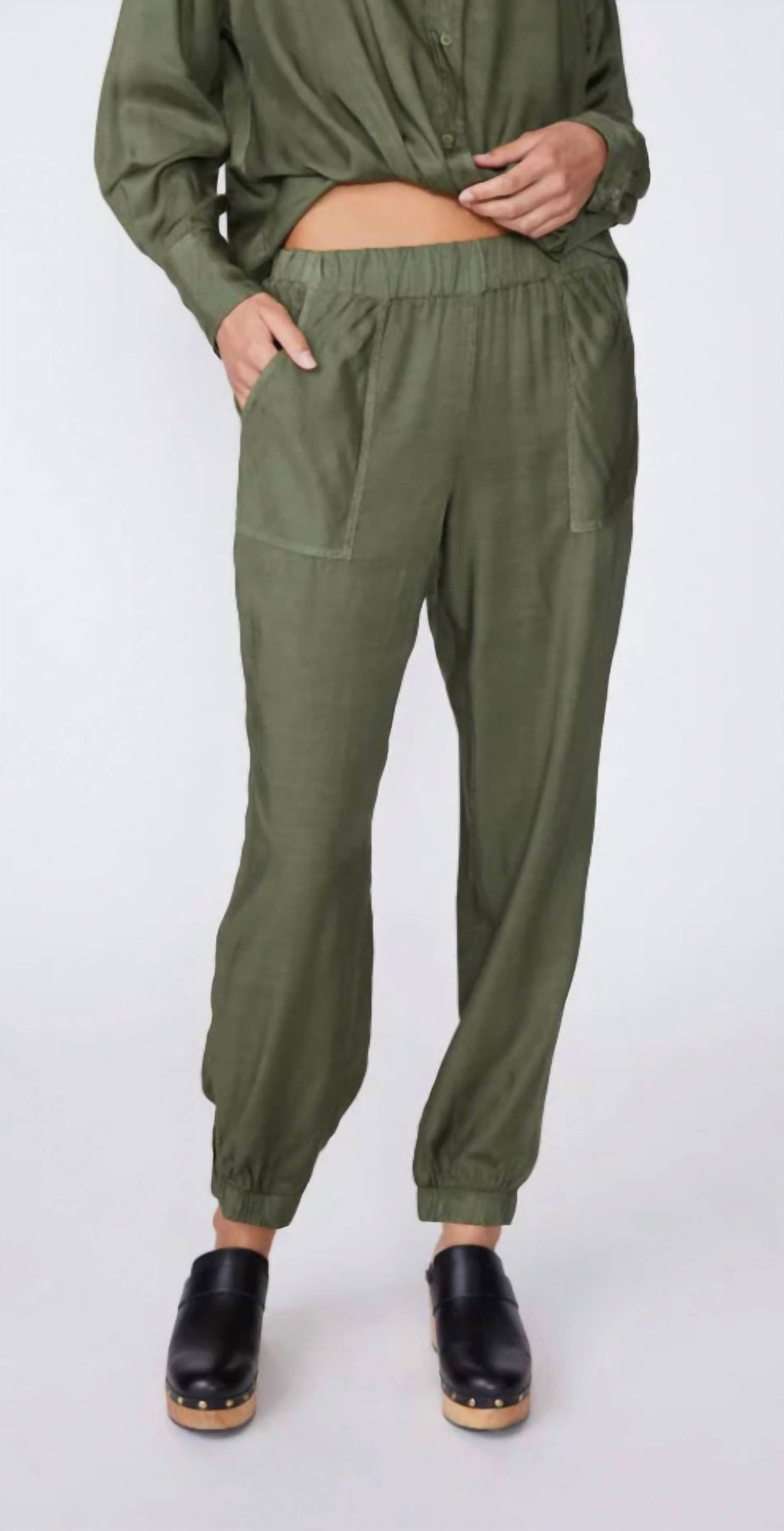 Viskose Satin Jogger in Artischocke