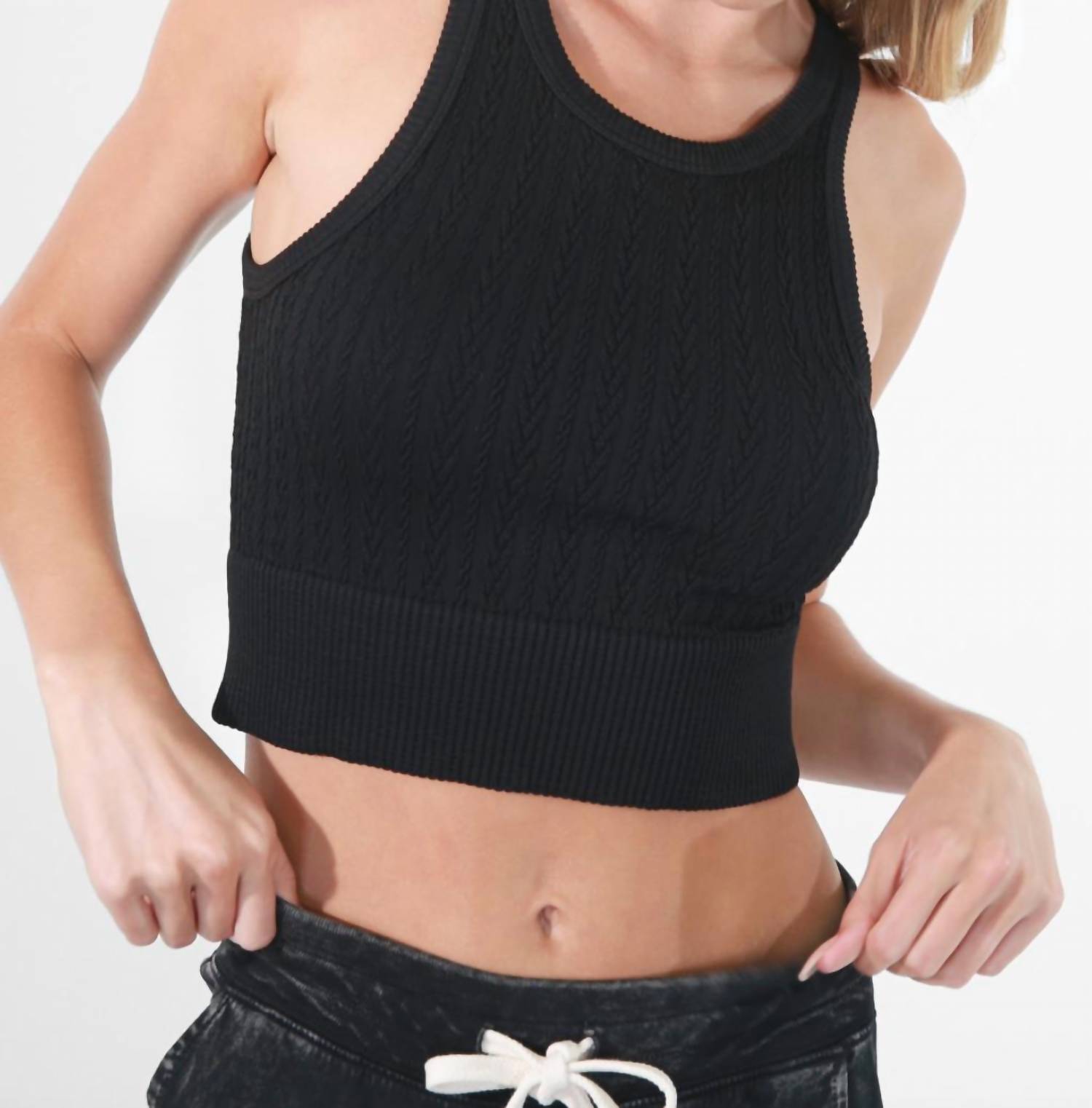 Cable Strick Crop Top mit hohem Ausschnitt in Schwarz