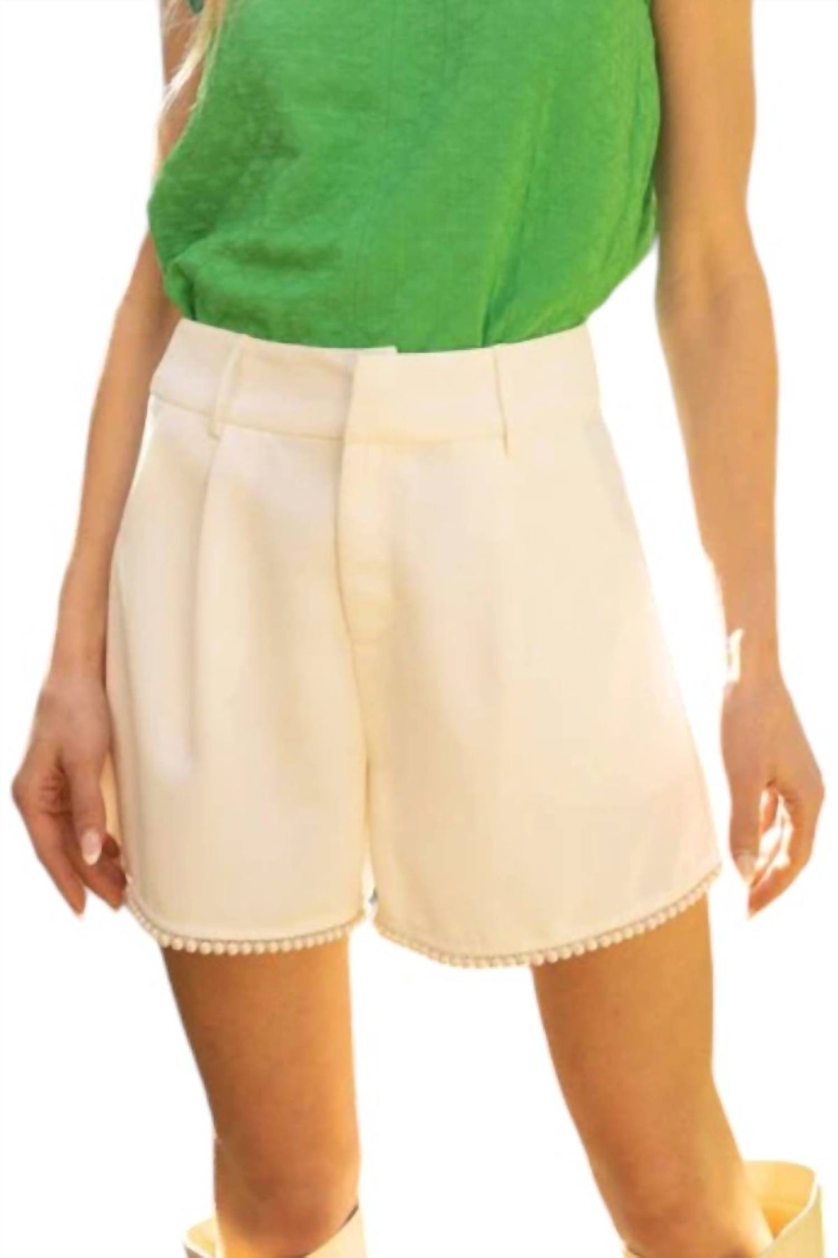 Mimi Perle Shorts mit Falten in Elfenbein