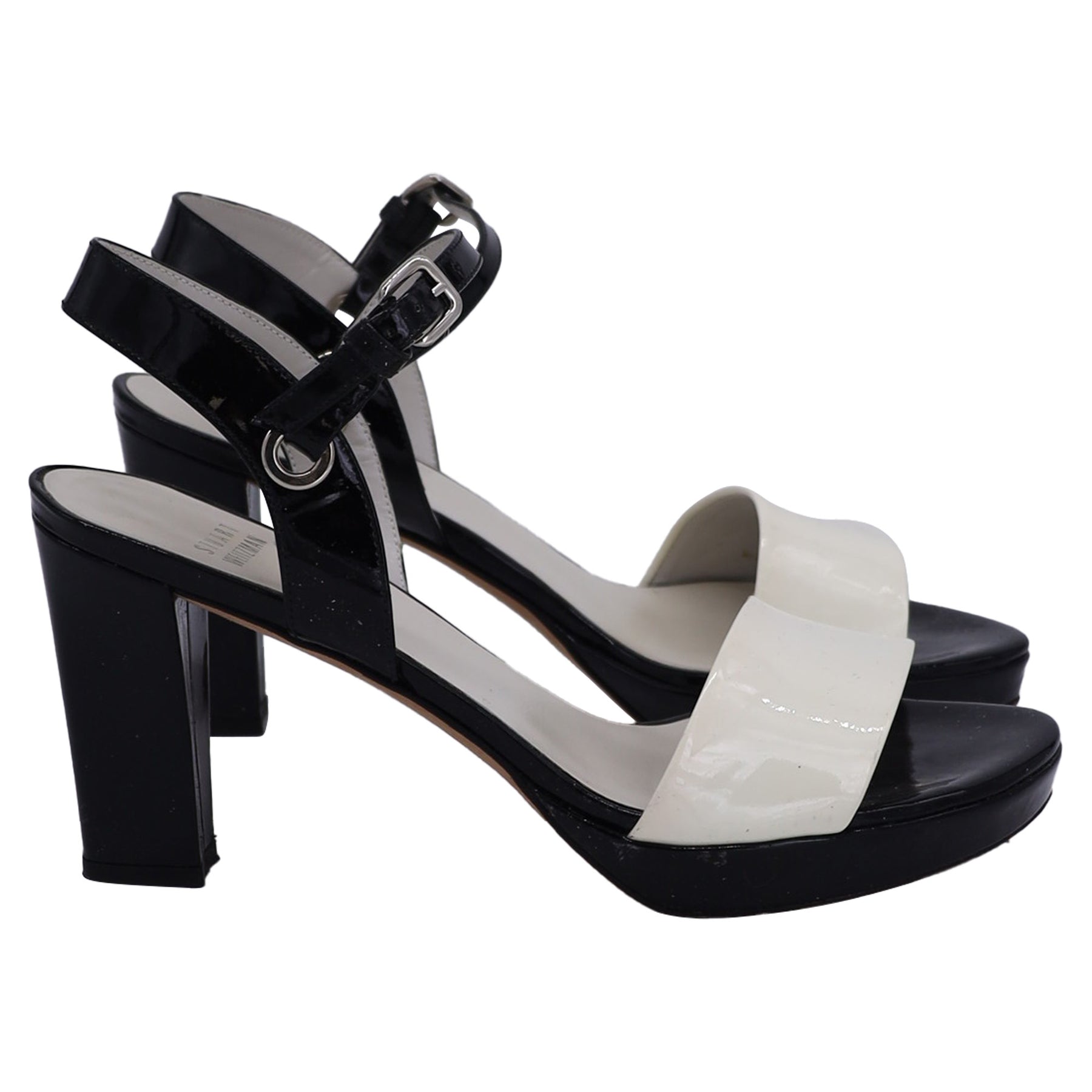 Stuart Weitzman Zweifarbige Sandalen mit Knöchelriemen aus schwarzem und weißem Leder