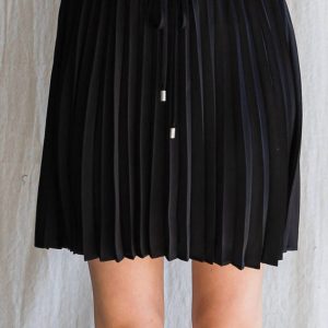 Just A Flirt Pleated Rock in schwarz