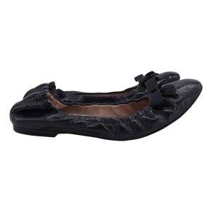 Stuart Weitzman Raven Bow Scrunch Ballerinas aus schwarzem Leder