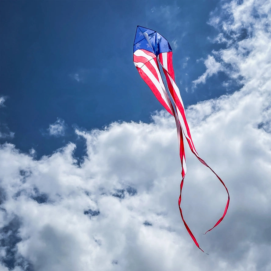 Im Breeze Patriotic 56′′ Delta mit langen, fließenden Schwänzen