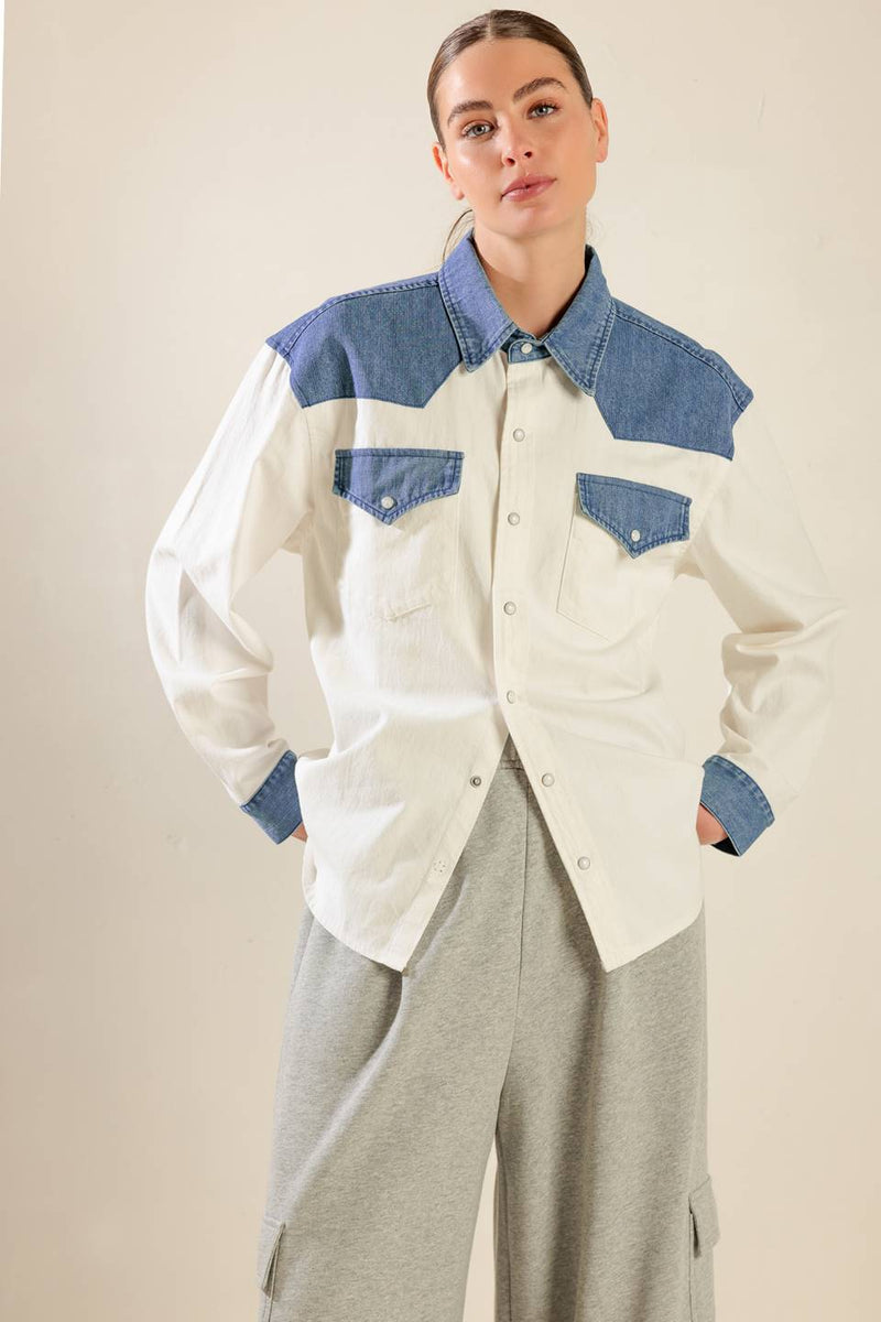 Halten Sie es gehen Frau und Denim Hemd