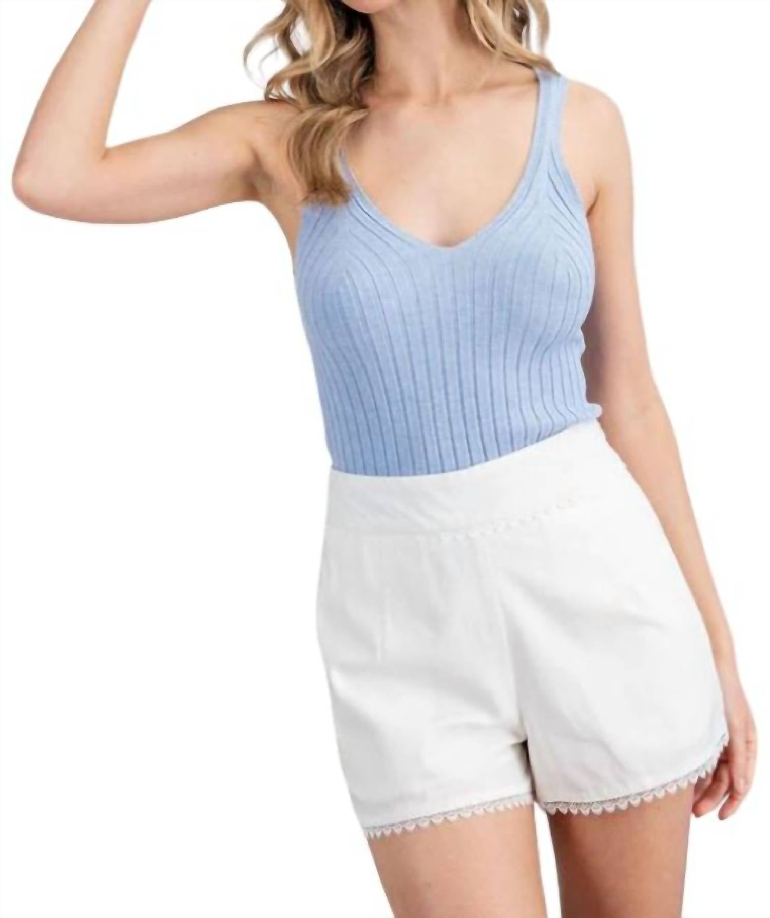 T-Shirt mit V-Ausschnitt in Periwinkle