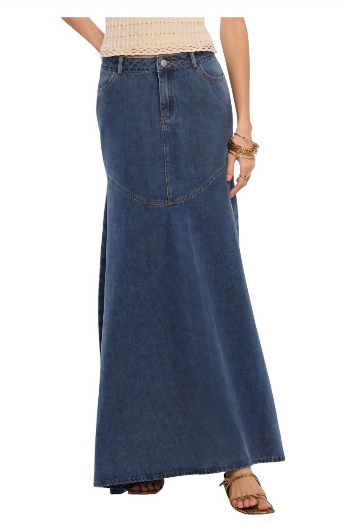 Adelyn Rock im Denim