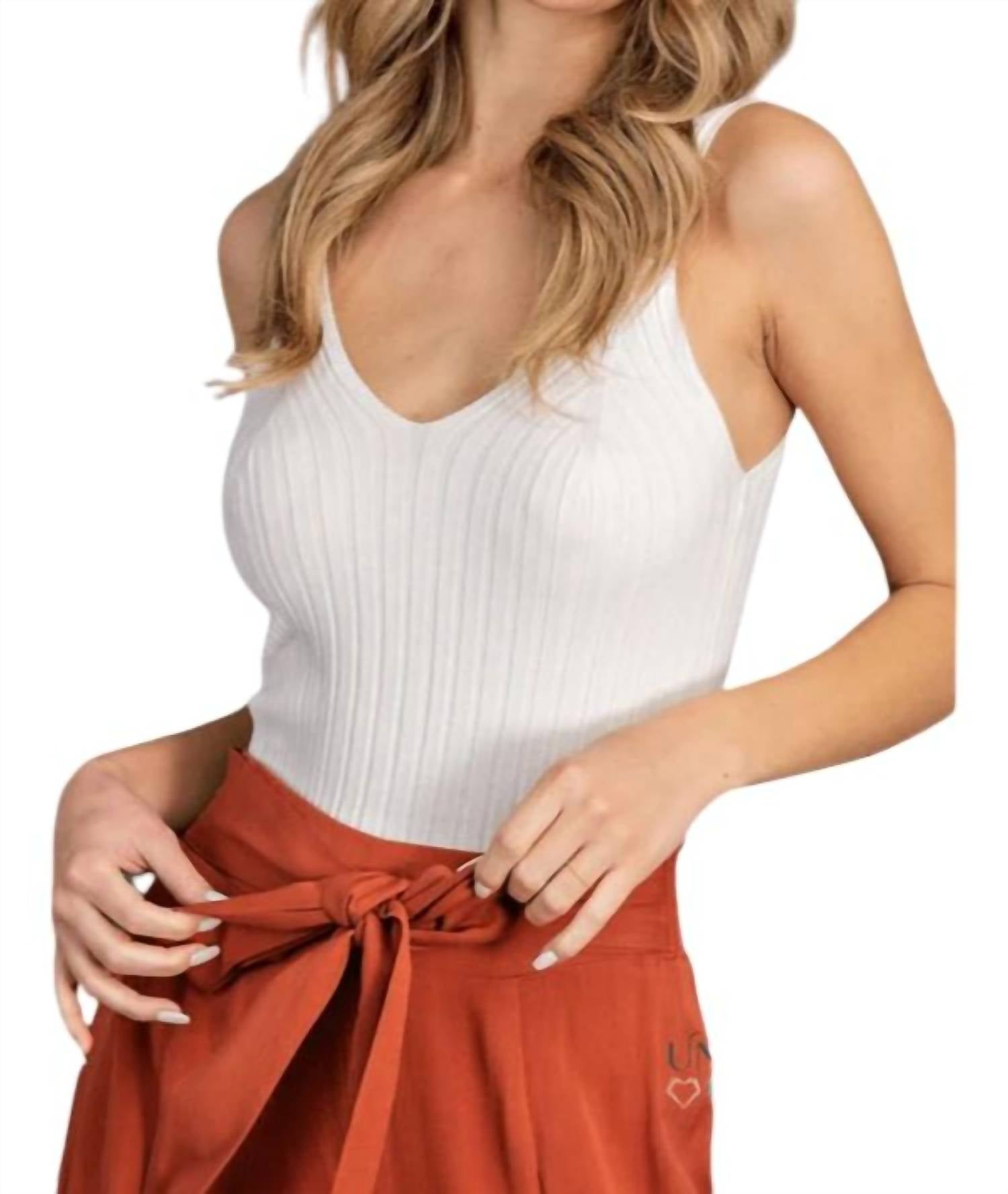 T-Shirt mit V-Ausschnitt in Weiß